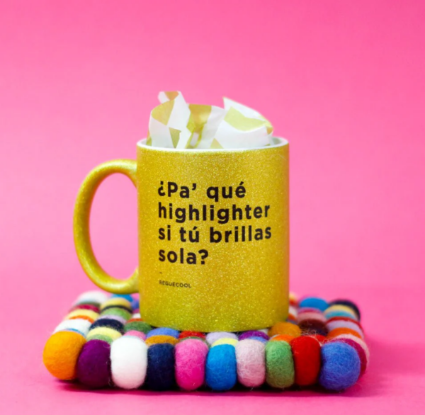 Imagen taza purpurina dorada con frase en negro